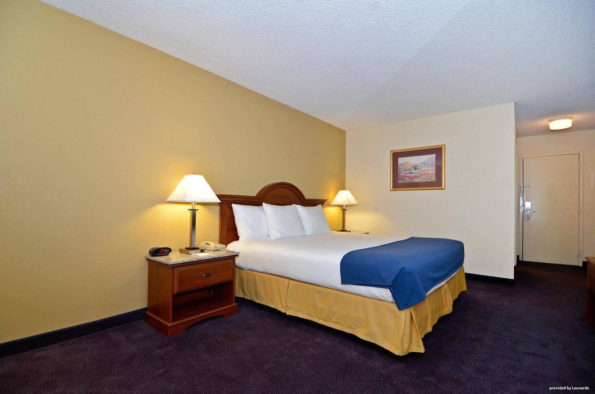Best Western Plus Yadkin Valley Inn & Suites Jonesville Habitación foto